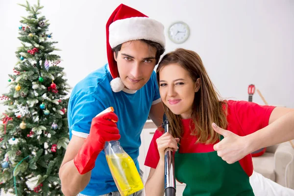 Apartamento de limpieza familiar joven después de la fiesta de Navidad — Foto de Stock