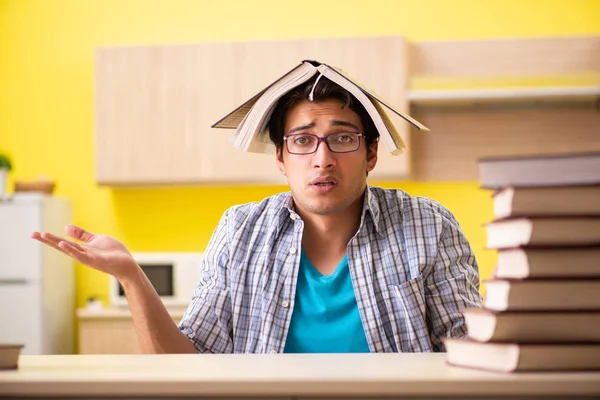 Student bereitet sich auf Prüfung in der Küche vor — Stockfoto