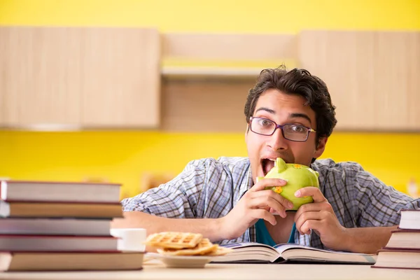 Estudiante preparándose para el examen sentado en la cocina — Foto de Stock