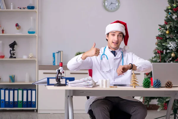 Γιατρός σε βάρδια παραμονή Χριστουγέννων — Φωτογραφία Αρχείου