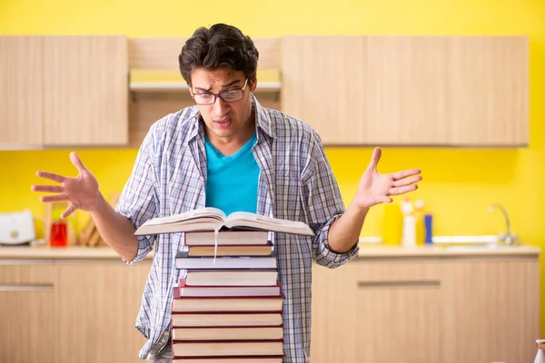 Estudiante preparándose para el examen sentado en la cocina —  Fotos de Stock