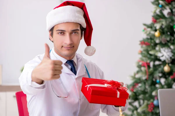 Dokter met geschenkdoos in het ziekenhuis — Stockfoto