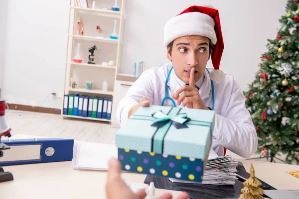 Arzt mit Geschenkbox im Krankenhaus — Stockfoto