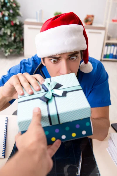 Arzt mit Geschenkbox im Krankenhaus — Stockfoto