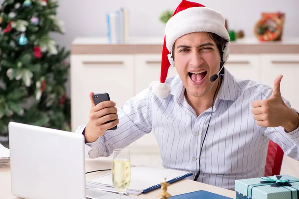 Teleshopping-Betreiber während des Weihnachtsverkaufs am Telefon — Stockfoto