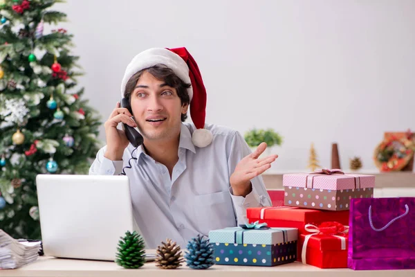 Joven empleado de negocios en el concepto de Navidad oficina —  Fotos de Stock