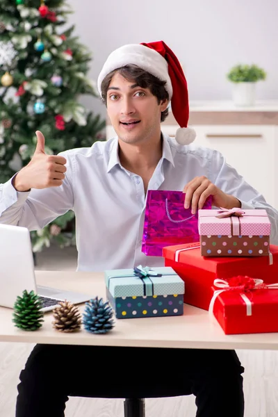 Młody przedsiębiorca pracowniczy w koncepcji świąt Bożego Narodzenia — Zdjęcie stockowe