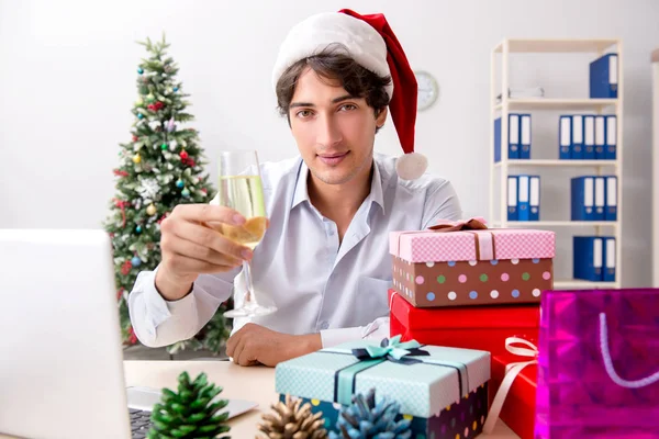 Joven empleado de negocios en el concepto de Navidad oficina —  Fotos de Stock