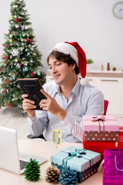 Jovem empregado empresário no escritório conceito de Natal — Fotografia de Stock