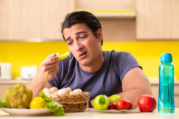 Junger Mann im Diät- und Ernährungskonzept — Stockfoto