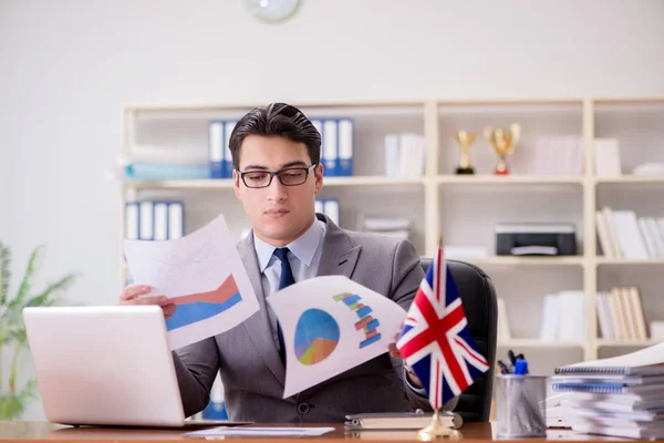 Obchodník s britskou vlajkou v kanceláři — Stock fotografie
