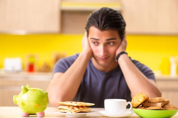 Junger Mann mit ungesundem Ernährungskonzept — Stockfoto