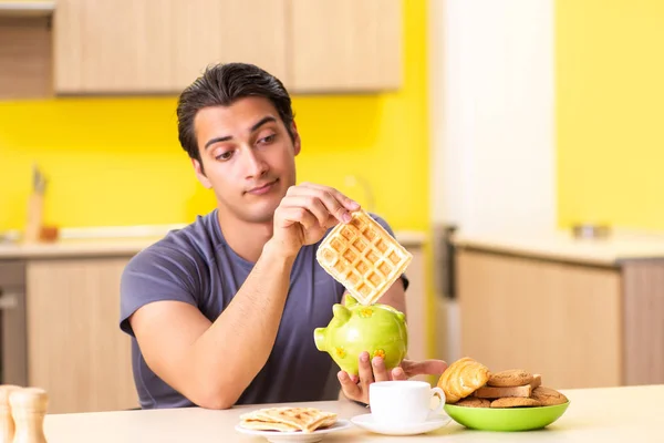 Joven en concepto de comida malsana —  Fotos de Stock