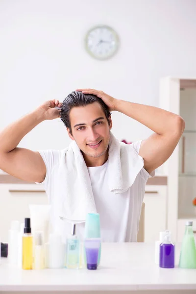 Joven hombre guapo en el baño en concepto de higiene — Foto de Stock