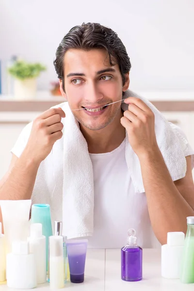 Joven Hombre Guapo Baño Concepto Higiene — Foto de Stock