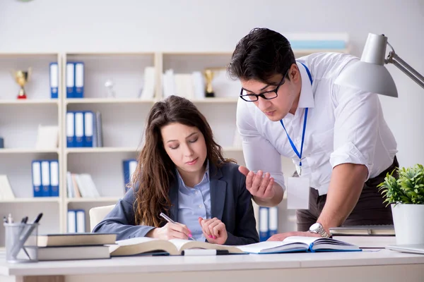 Profesor explicando al estudiante en la conferencia — Foto de Stock