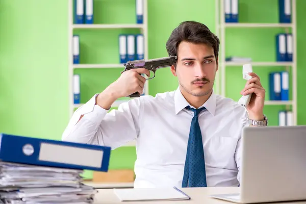 Un uomo d'affari disperato che pensa al suicidio in ufficio — Foto Stock