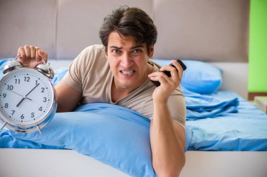 Uykusuzluk çeken bir adam.