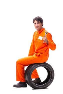 Beyaz lastikli genç bir garaj işçisi.