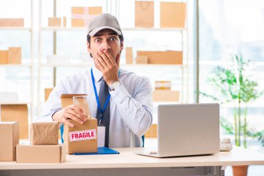 Kutu taşıma servisinde çalışan erkek çalışan.