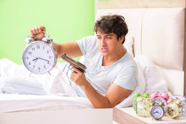 Genç adam sabahın köründe uyanmakta zorlanıyor.