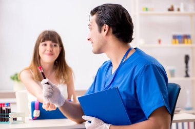 Kan testi örnekleme işlemi sırasında genç bir hasta.  