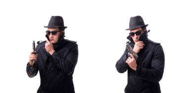 Beyaz arka planda izole edilmiş tabancalı bir casus.