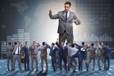 Patron çalışanı, çalışanlarını iş konseptinde manipüle ediyor.