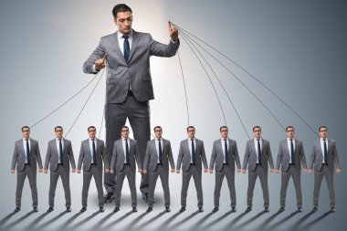 Patron çalışanı, çalışanlarını iş konseptinde manipüle ediyor.