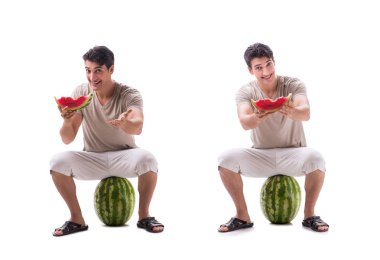 Karpuzlu genç adam beyazda izole edilmiş.