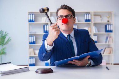 Ofisinde çalışan bir avukat.