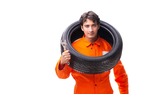 Jeune ouvrier de garage avec pneu isolé sur blanc — Photo