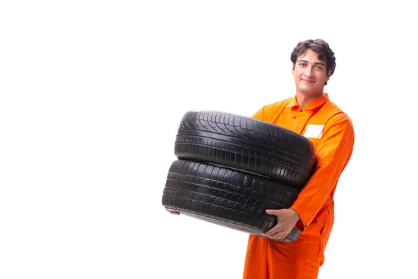 Ung garagearbetare med däck isolerat på vitt — Stockfoto