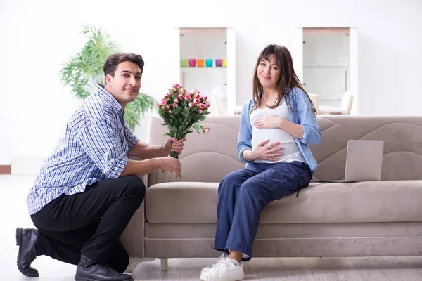 Familia feliz celebrando el embarazo en casa — Foto de Stock