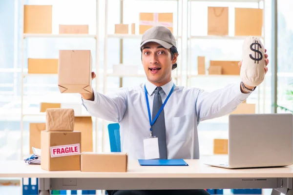 Male employee working in box delivery relocation service — Stock Photo, Image