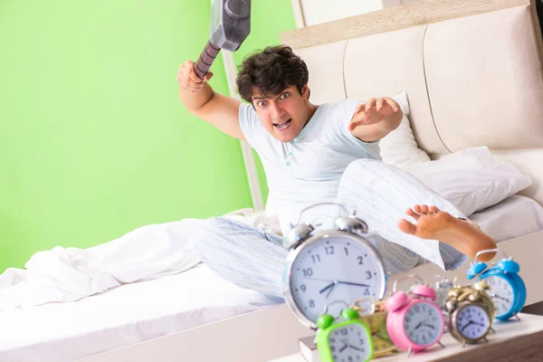 Joven con problemas para despertarse temprano en la mañana — Foto de Stock