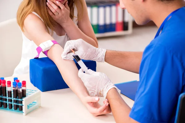 Jeune patient lors de la procédure d'échantillonnage sanguin — Photo