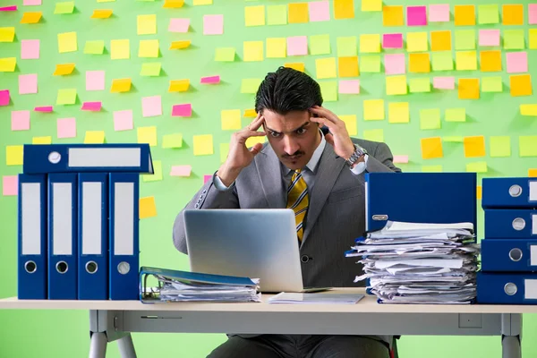 Geschäftsmann hat Probleme mit seinen Prioritäten — Stockfoto