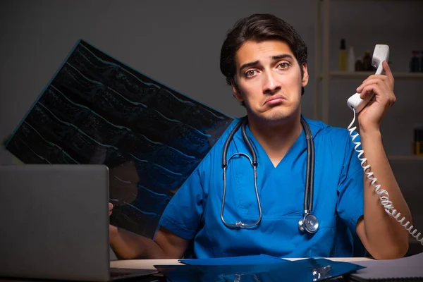Joven médico guapo trabajando turno de noche en el hospital — Foto de Stock