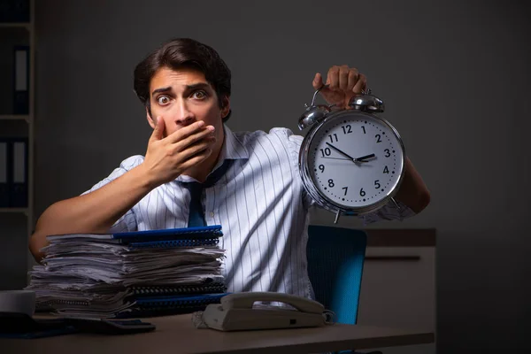 Jovem gerente financeiro trabalhando até tarde da noite no escritório — Fotografia de Stock