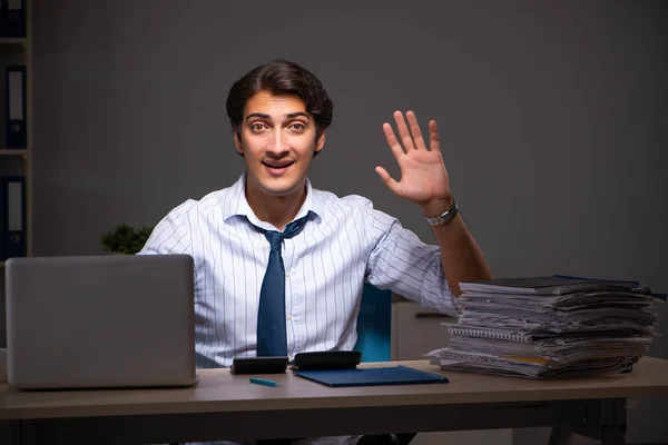 Junger Finanzmanager arbeitet spät abends im Büro — Stockfoto