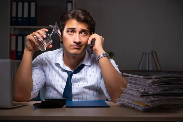 Młody dyrektor finansowy pracujący do późna w biurze — Zdjęcie stockowe