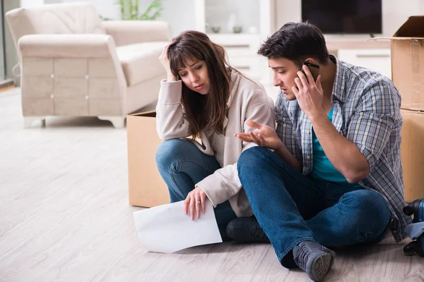 Young couple receiving foreclosure notice letter — Stock Photo, Image