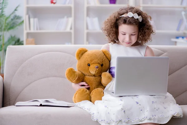 Kleines Mädchen surft auf Laptop im Internet — Stockfoto