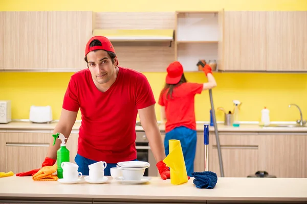 Schoonmaken van professionele aannemers in de keuken — Stockfoto