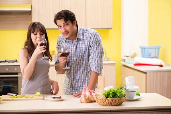 Casal jovem celebrando aniversário de casamento na cozinha — Fotografia de Stock