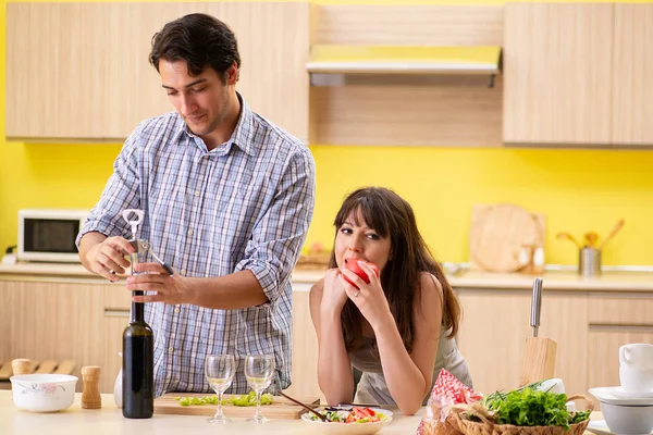 Casal jovem celebrando aniversário de casamento na cozinha — Fotografia de Stock