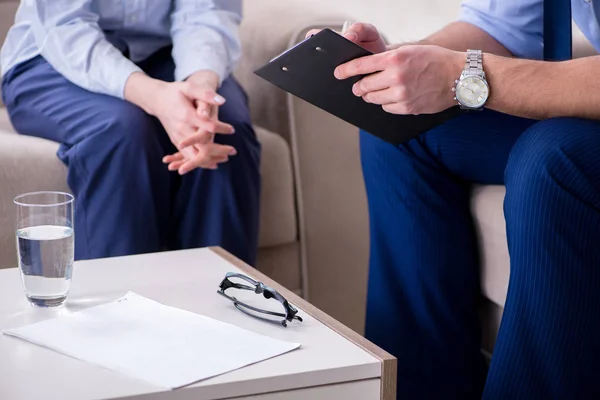 Patiënt in gesprek met psycholoog persoonlijke problemen — Stockfoto