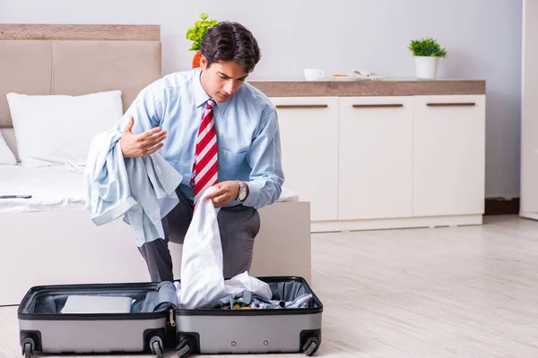 Joven hombre de negocios guapo preparándose para el viaje —  Fotos de Stock