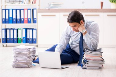 Ofiste çalışan son derece meşgul bir çalışan.